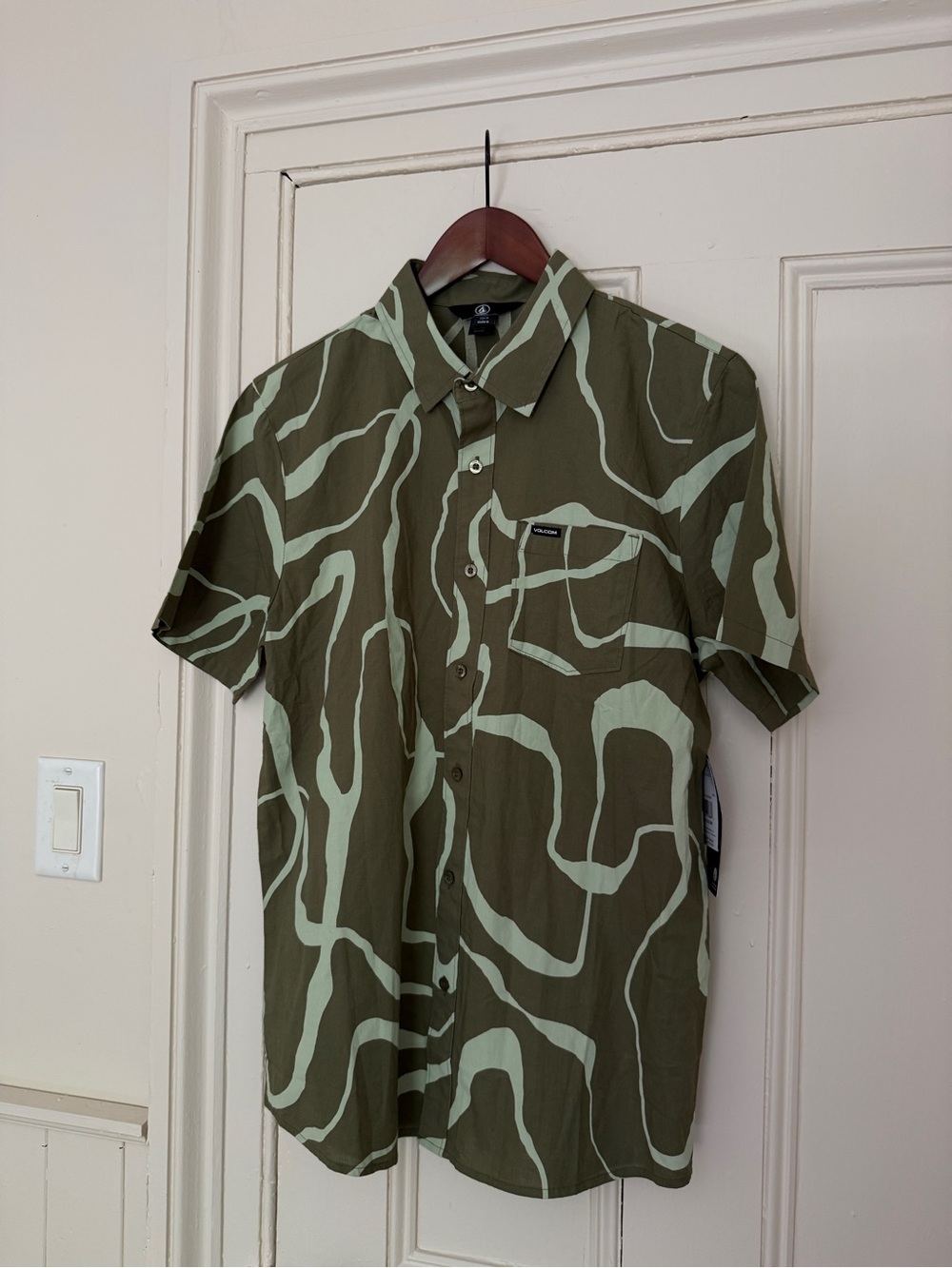Volcom Men’s Warbler Olive Green with Mint Wave Print. Sz Med. NWT. SUMMER SKATE